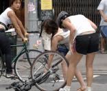 Sophia Bush a encore frappé : cette fois, elle provoque un accident en expulsant une cycliste de son vélo !