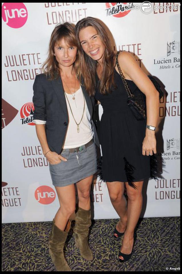 Juliette Longuet est venue saluer Axelle Laffont, venue specialement pour admirer sa nouvelle collection au Fouquet's hier soir.