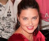 Adriana Lima en séance de dédicaces à la boutique Victoria's Secret de New York le 10/10/10