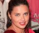 Adriana Lima : tellement enceinte qu'elle ne peut plus bouger, heureusement... Miranda Kerr est là !