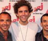 Mika entouré de l'équipe du 6-9 de NRJ