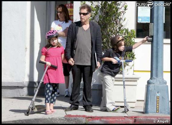 Al Pacino se balade avec ses jumeaux Anton James et Olivia Rose à Beverly Hills