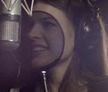 Milla Jovovich dans le clip réalisé pour la reprise de Beds are burning dans l'optique du sommet de Copenhague
