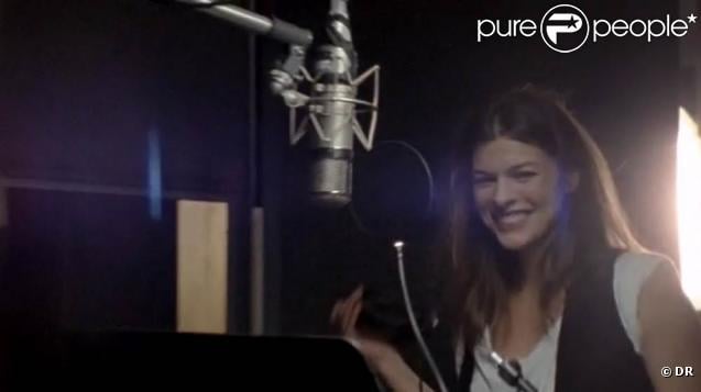 Milla Jovovich dans le clip réalisé pour la reprise de Beds are burning dans l'optique du sommet de Copenhague