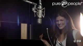 Milla Jovovich dans le clip réalisé pour la reprise de Beds are burning dans l'optique du sommet de Copenhague