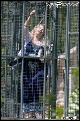 Kirstie Alley s'occupe de ses singes chez elle à Los Angeles le 11 septembre 2009