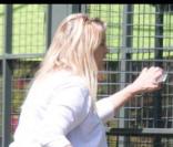 Kirstie Alley s'occupe de ses singes chez elle à Los Angeles le 11 septembre 2009