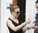 Kylie Minogue sort de son domicile londonnien et donne des autographes à ses fans le 14 septembre 2009