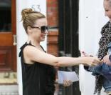 Kylie Minogue sort de son domicile londonnien et donne des autographes à ses fans le 14 septembre 2009