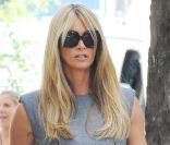 Elle Macpherson dans l'une des robes de la collection de Victoria Beckham