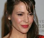 Alyssa Milano rend hommage à Patrick Swayze, décédé le 14 septembre 2009, à l'âge de 57 ans, des suites d'un cancer du pancréas...