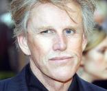Gary Busey rend hommage à Patrick Swayze, décédé le 14 septembre 2009, à l'âge de 57 ans, des suites d'un cancer du pancréas...