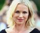 La jolie Naomi Watts dans un look improbable... Elle n'a pas dû passer devant sa glace avant de sortir !