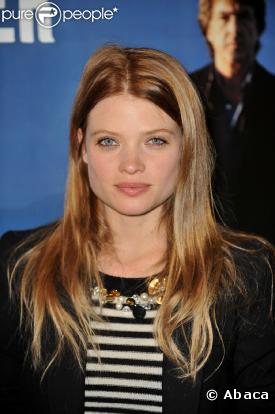 Mélanie Thierry lors de la première à Paris le 15 septembre 2009 du film Le Dernier pour la route avec un joli pull bijoux signé Rykiel