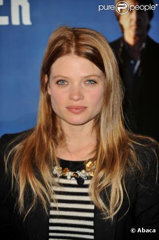 Mélanie Thierry lors de la première à Paris le 15 septembre 2009 du film Le Dernier pour la route avec un joli pull bijoux signé Rykiel 