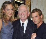 Jean-Paul Guerlain entouré par Nora Arnezeder et Ora Ito à la soirée Guerlain à Paris le 10 septembre 2009