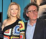 Cate Blanchett avec Geoffrey Rush (à droite) lors de l'inauguration de l'exposition Screen Worlds à Melbourne le 17 septembre 2009