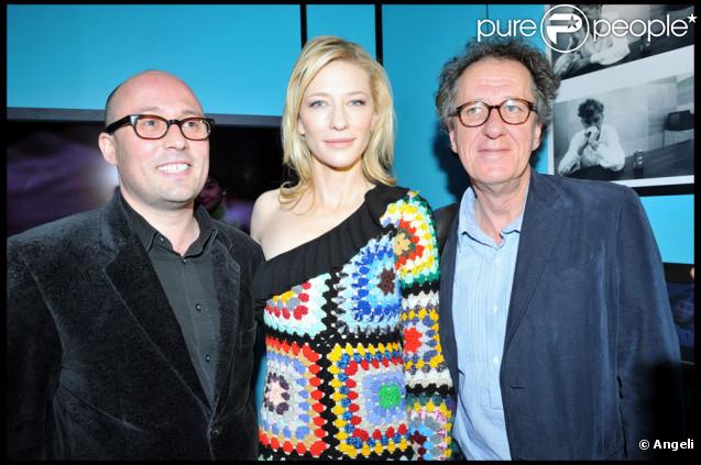 Cate Blanchett avec Geoffrey Rush (à droite) lors de l'inauguration de l'exposition Screen Worlds à Melbourne le 17 septembre 2009