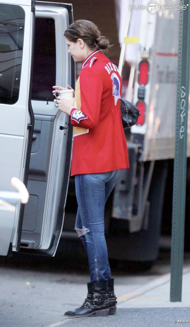 Mischa Barton part de son hôtel à New York, septembre 2009