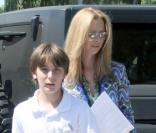 Lisa Kudrow accompagne son fils et un copain dans un immense skate parc en Californie le 18 septembre 2009