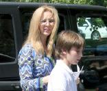 Lisa Kudrow accompagne son fils et un copain dans un immense skate parc en Californie le 18 septembre 2009