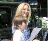 Lisa Kudrow accompagne son fils et un copain dans un immense skate parc en Californie le 18 septembre 2009