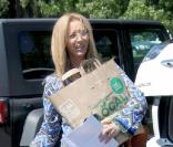 Lisa Kudrow accompagne son fils et un copain dans un immense skate parc en Californie le 18 septembre 2009