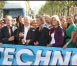 Bertrand Delanoë, Frédéric Mitterrand, Valérie Bègue, Jacques Lang et Valérie Pécresse, en tête de cortège pour la 11e Techno Parade, le 19 septembre 2009.