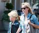 Reese Witherspoon : pause déjeuner avec sa fille... pendant que papa drague !
