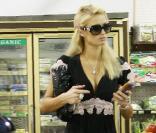 Paris Hilton fait son marché... et passerait presque inaperçue !