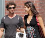 Ana Ivanovic et Adam Scott profitent du soleil new-yorkais pour une séance de shopping dans les rues de SoHo.