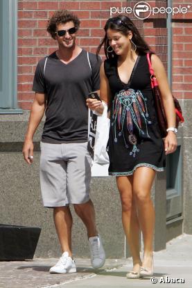 Ana Ivanovic et Adam Scott profitent du soleil new-yorkais pour une séance de shopping dans les rues de SoHo.