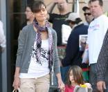 Suri Cruise et sa maman à Boston, le 21/09/09. La petite porte des talons !