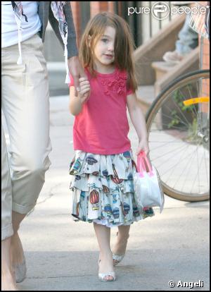 Suri Cruise et sa maman à Boston, le 21/09/09. La petite porte des talons !