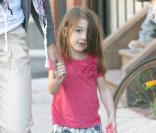 Suri Cruise et sa maman à Boston, le 21/09/09. La petite porte des talons !