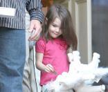 Suri Cruise et sa maman à Boston, le 21/09/09. Elle a préféré remettre ses baskets.. Les talons ça fait mal aux pieds Suri !  