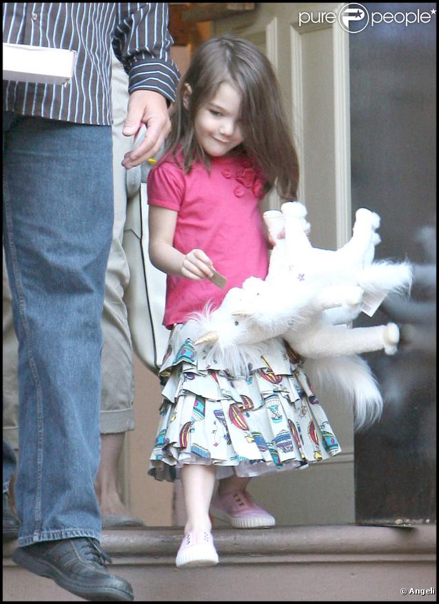 Suri Cruise et sa maman à Boston, le 21/09/09. Elle a préféré remettre ses baskets.. Les talons ça fait mal aux pieds Suri !  
