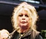 Brigitte Bardot, lors de la journée de l'adoption organisée par la SPA, le 10 décembre 2005.  