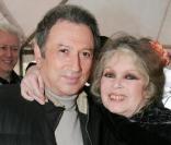 Brigitte Bardot et son ami Michel Drucker, lors de la journée de l'adoption organisée par la SPA, le 10 décembre 2005