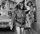 Bardot dans les rues de St Tropez, toutes gambettes dehors... Juillet 1975 