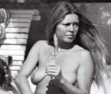 Brigitte Bardot prend le soleil à la Madrague avec des amis ! Juillet 1975 