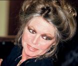 Brigitte Bardot lors d'une vente aux enchères de ses objets pour sa fondation, le 17 juin 1987 