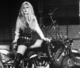 Brigitte Bardot et sa fameuse Harley Davidson (tube écrit par Serge Gainsbourg, datant de 1967). 