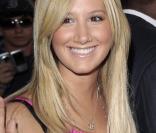 Ashley Tisdale ( High School Musical ) tout en glamour pour la première de la comédie musicale  Fame  à Los Angeles, le 23 septembre.