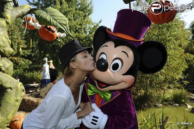 Hélèné de Fougerolles et Mickey à l'inauguration du thème d'Halloween au parc Disneyland Paris, le 26/09/09