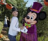 Hélène de Fougerolles et Mickey à l'inauguration du thème d'Halloween au parc Disneyland Paris, le 26/09/09