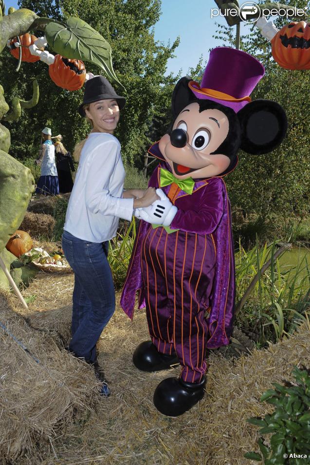 Hélène de Fougerolles et Mickey à l'inauguration du thème d'Halloween au parc Disneyland Paris, le 26/09/09