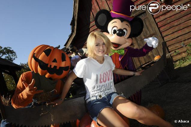 Emilie Dequenne et Mickey à l'inauguration du thème d'Halloween au parc Disneyland Paris, le 26/09/09