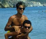 Andrew Ridgeley et George Michael du groupe Wham ! sur le tournage du clip de Club Tropicana dans les années 80