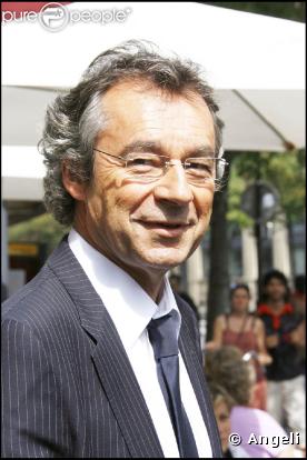 Michel Denisot, qui anime chaque soir en direct Le Grand Journal sur Canal+, a été quelque peu chahuté, hier soir.